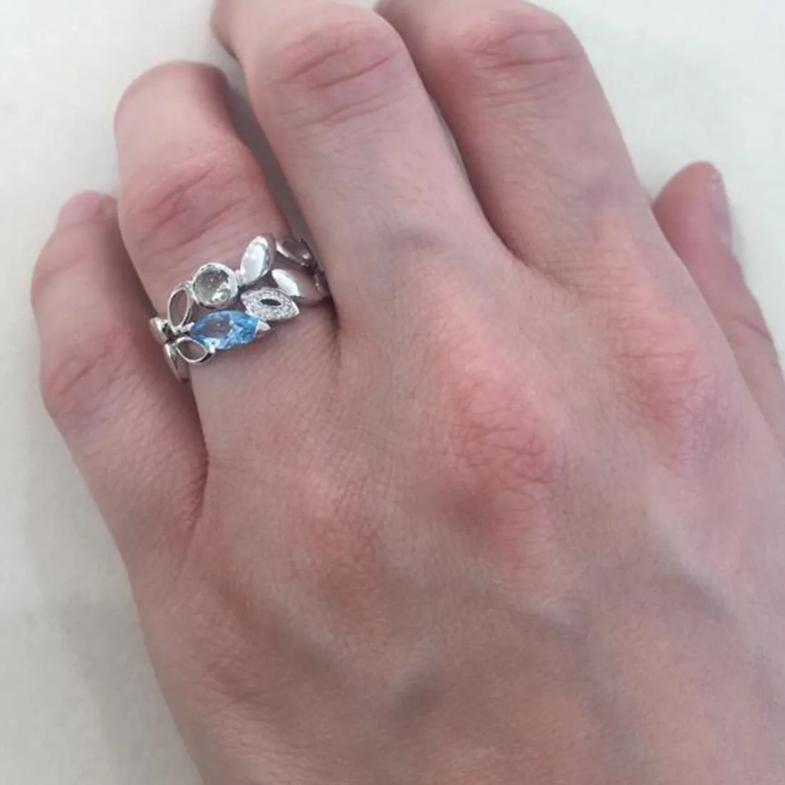 Anello in oro bianco con topazio azzurro e diamanti