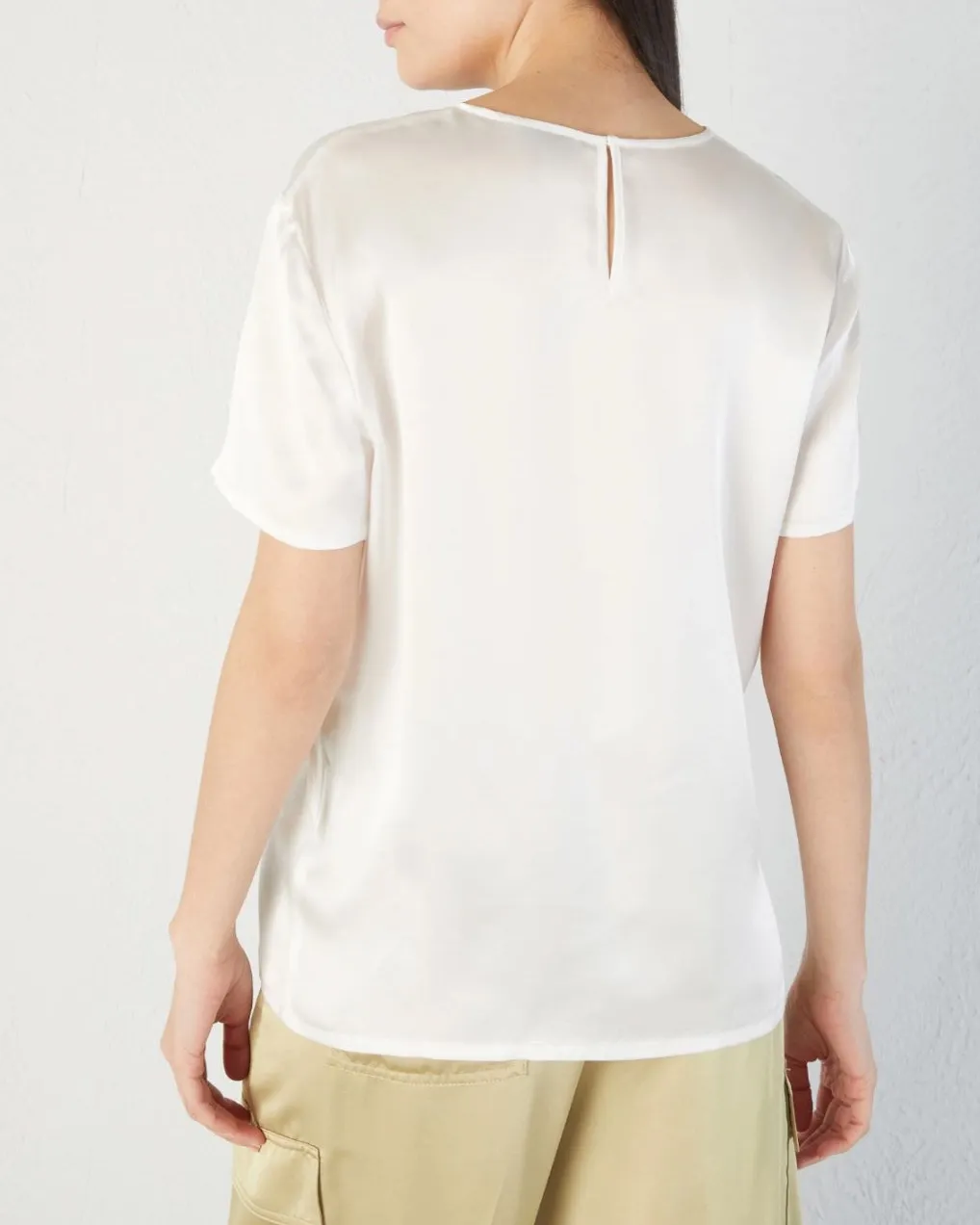 Blusa bianca in raso di seta con maniche corte