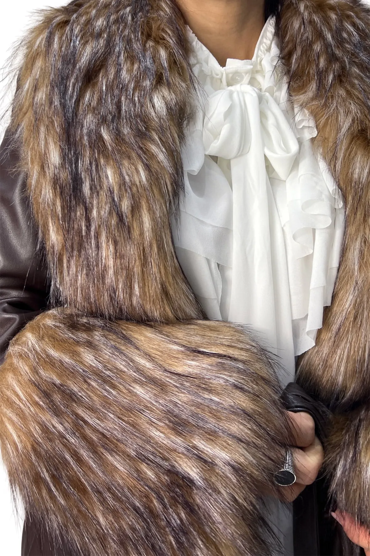 Cappotto donna midi in ecopelle con dettaglio collo e polsi in eco pelliccia pelo lungo