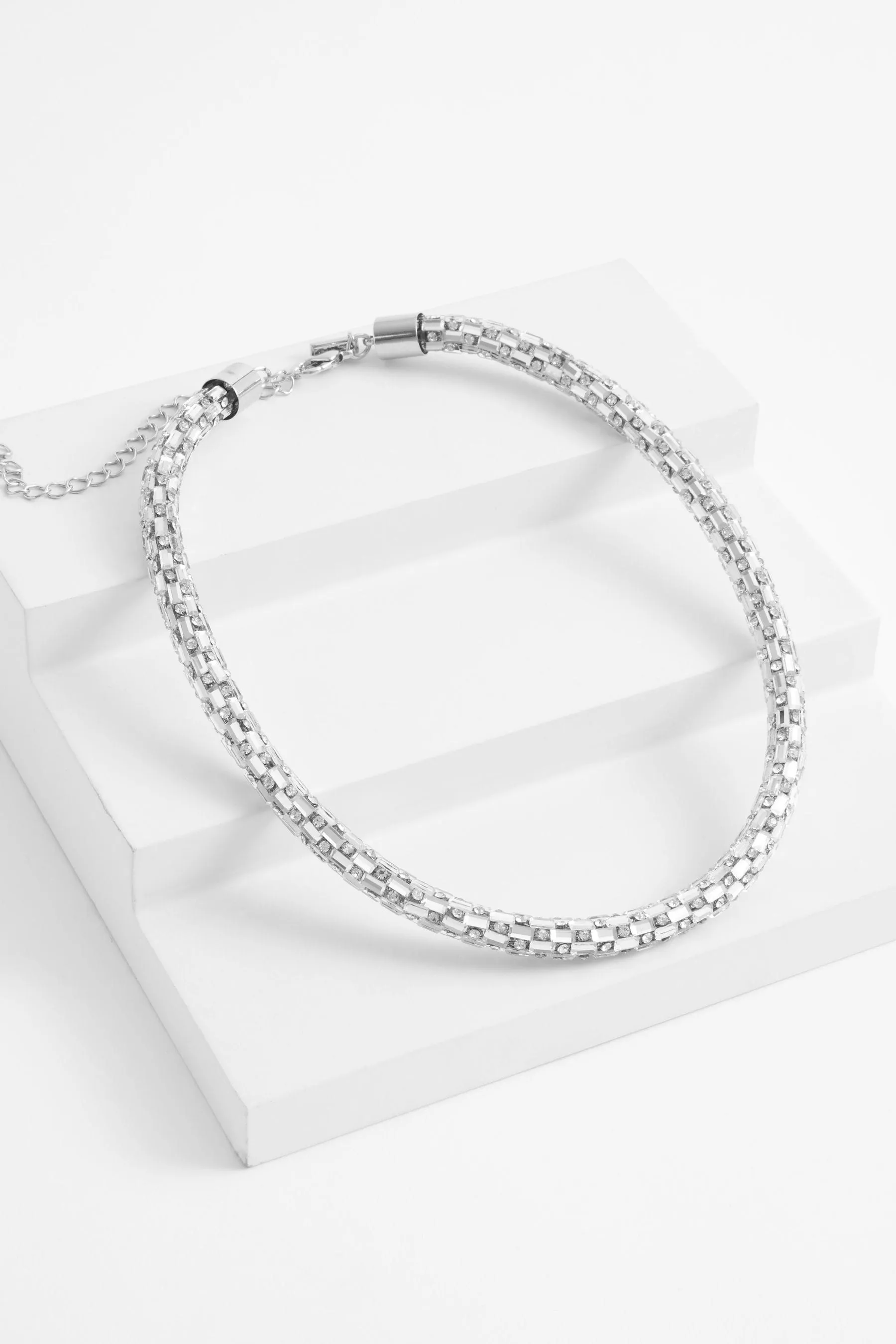 Collana corta tubolari luccicante