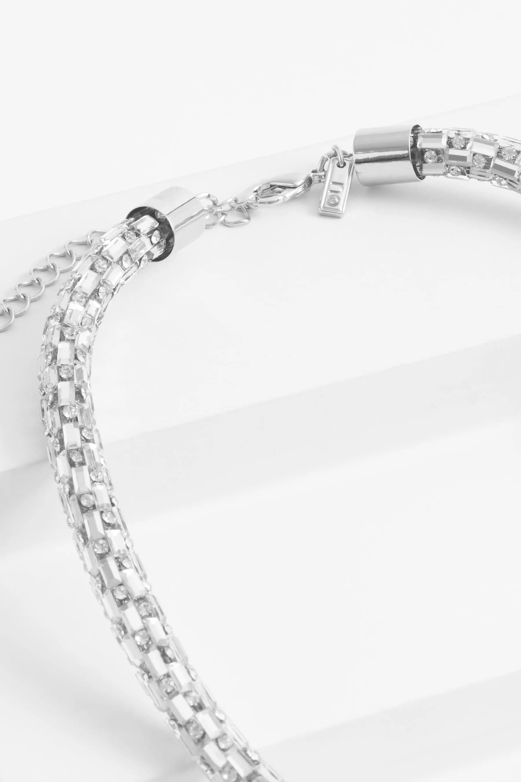 Collana corta tubolari luccicante