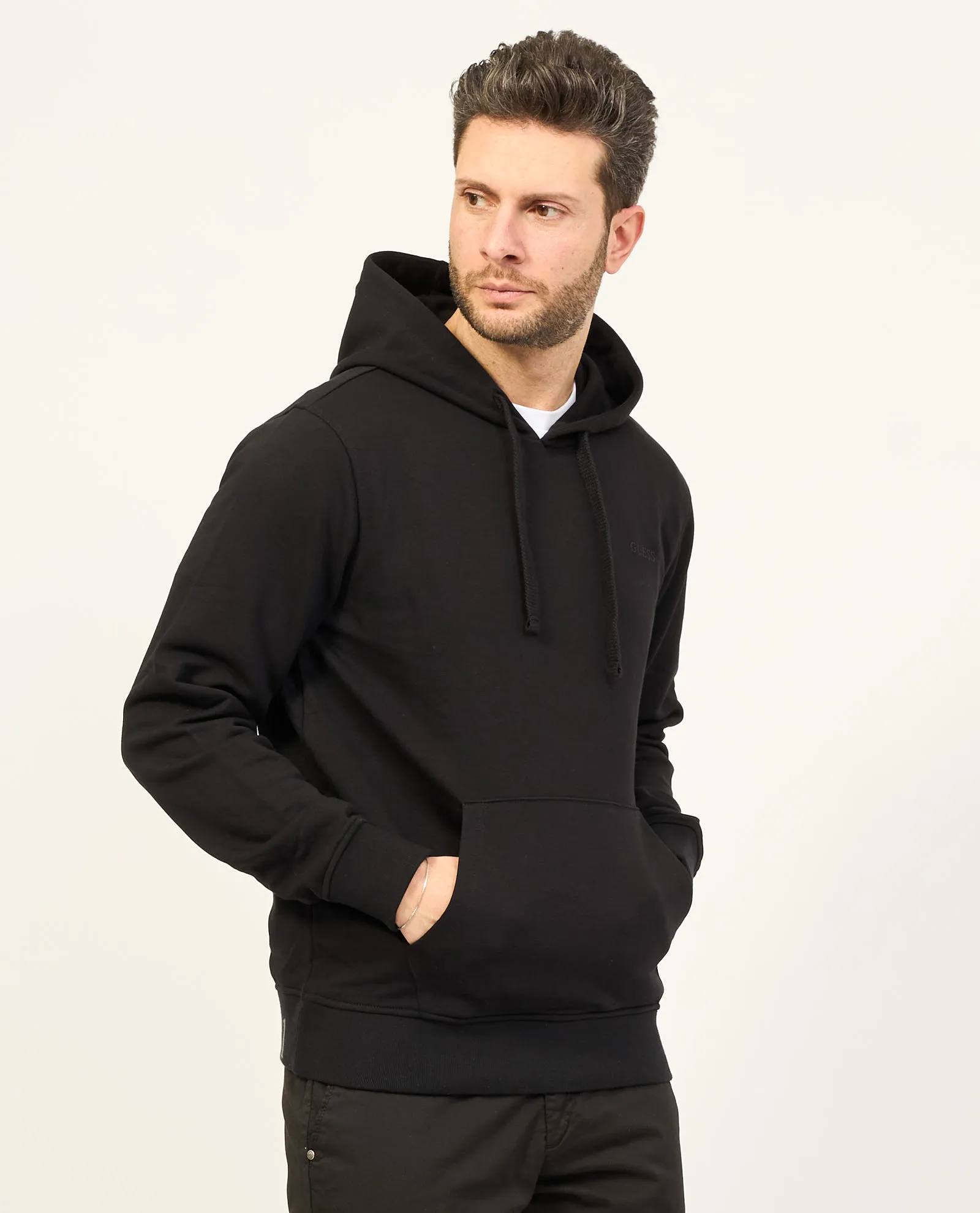 Felpa uomo Guess nera con tasca a marsupio