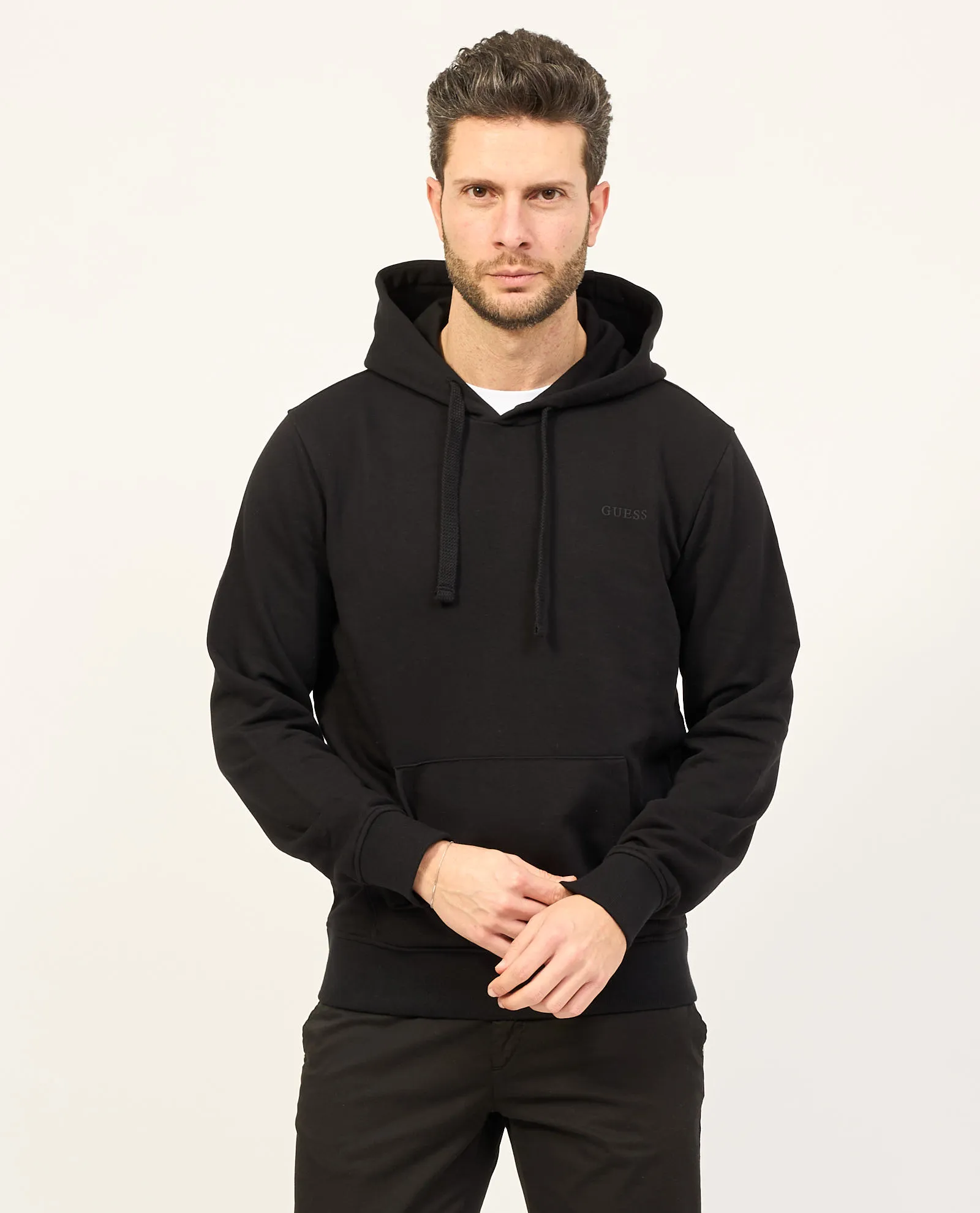 Felpa uomo Guess nera con tasca a marsupio