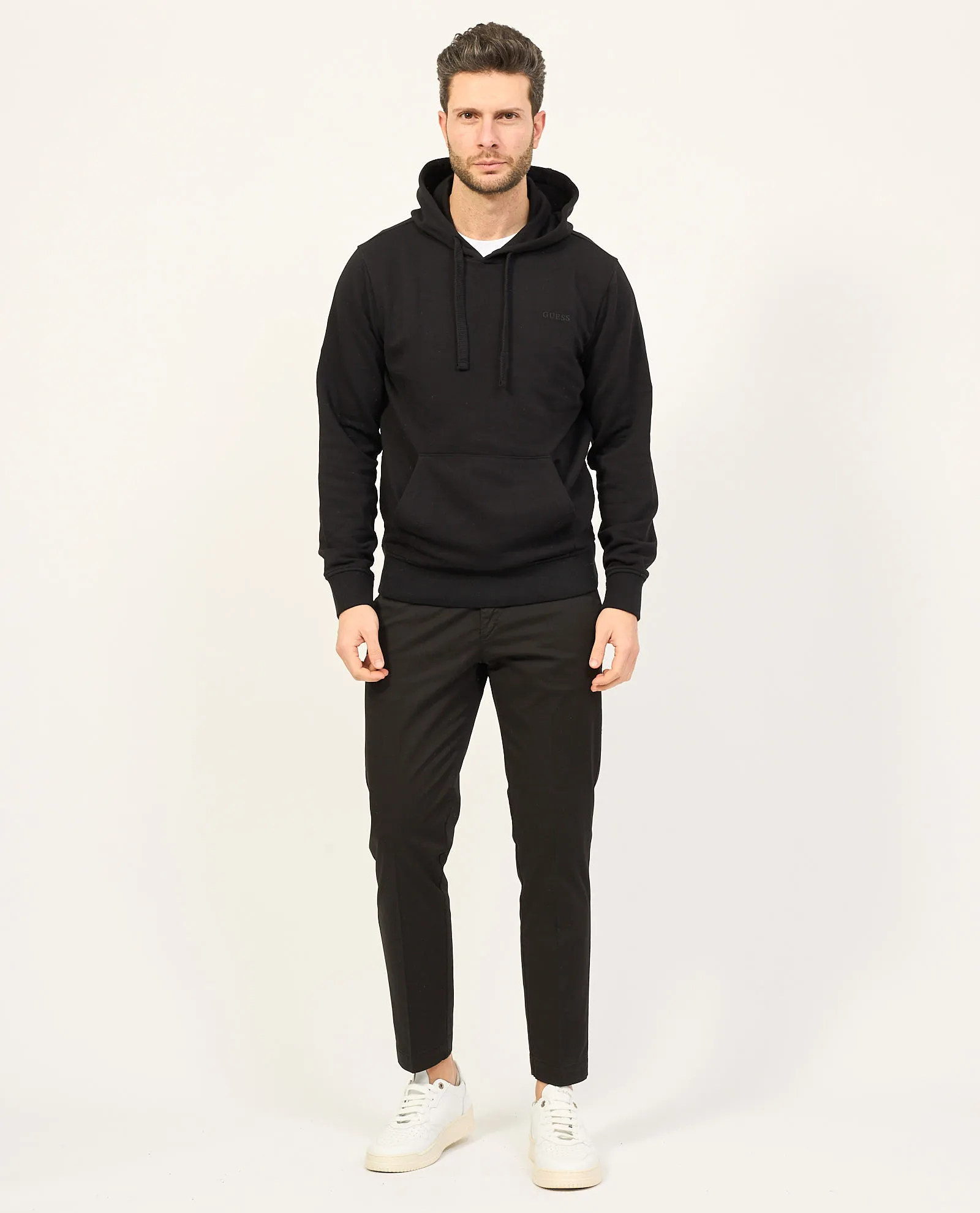 Felpa uomo Guess nera con tasca a marsupio