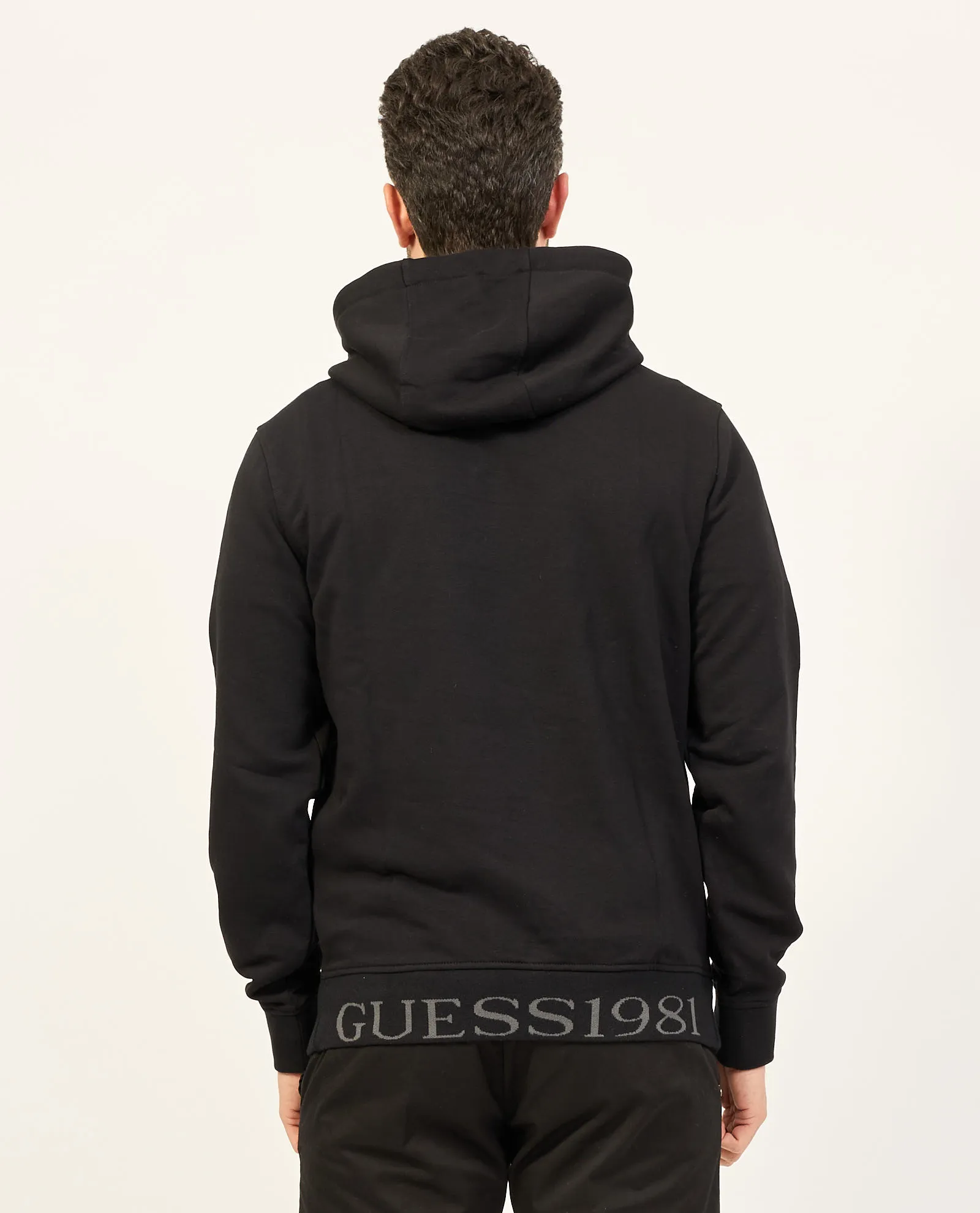 Felpa uomo Guess nera con tasca a marsupio