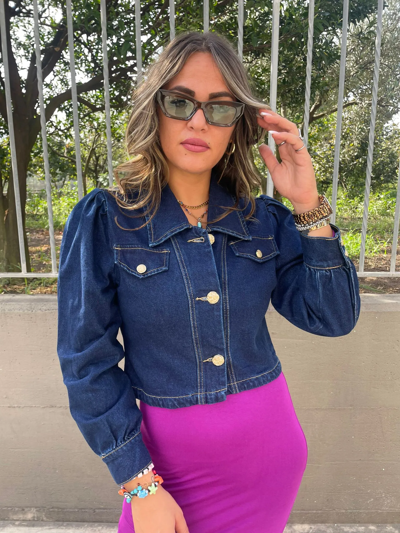Giubbino di jeans con spalle a sbuffo e bottoni oro
