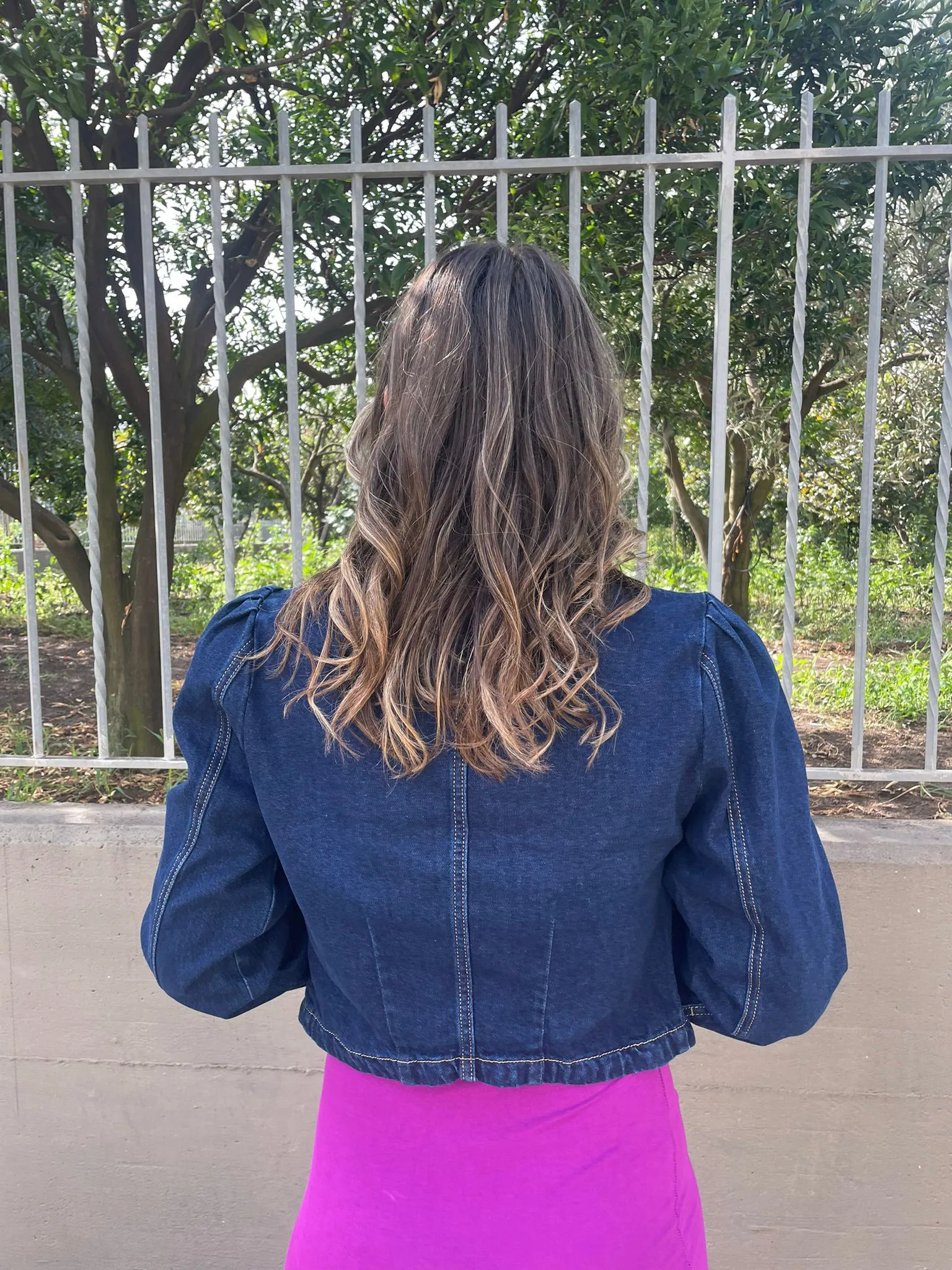 Giubbino di jeans con spalle a sbuffo e bottoni oro