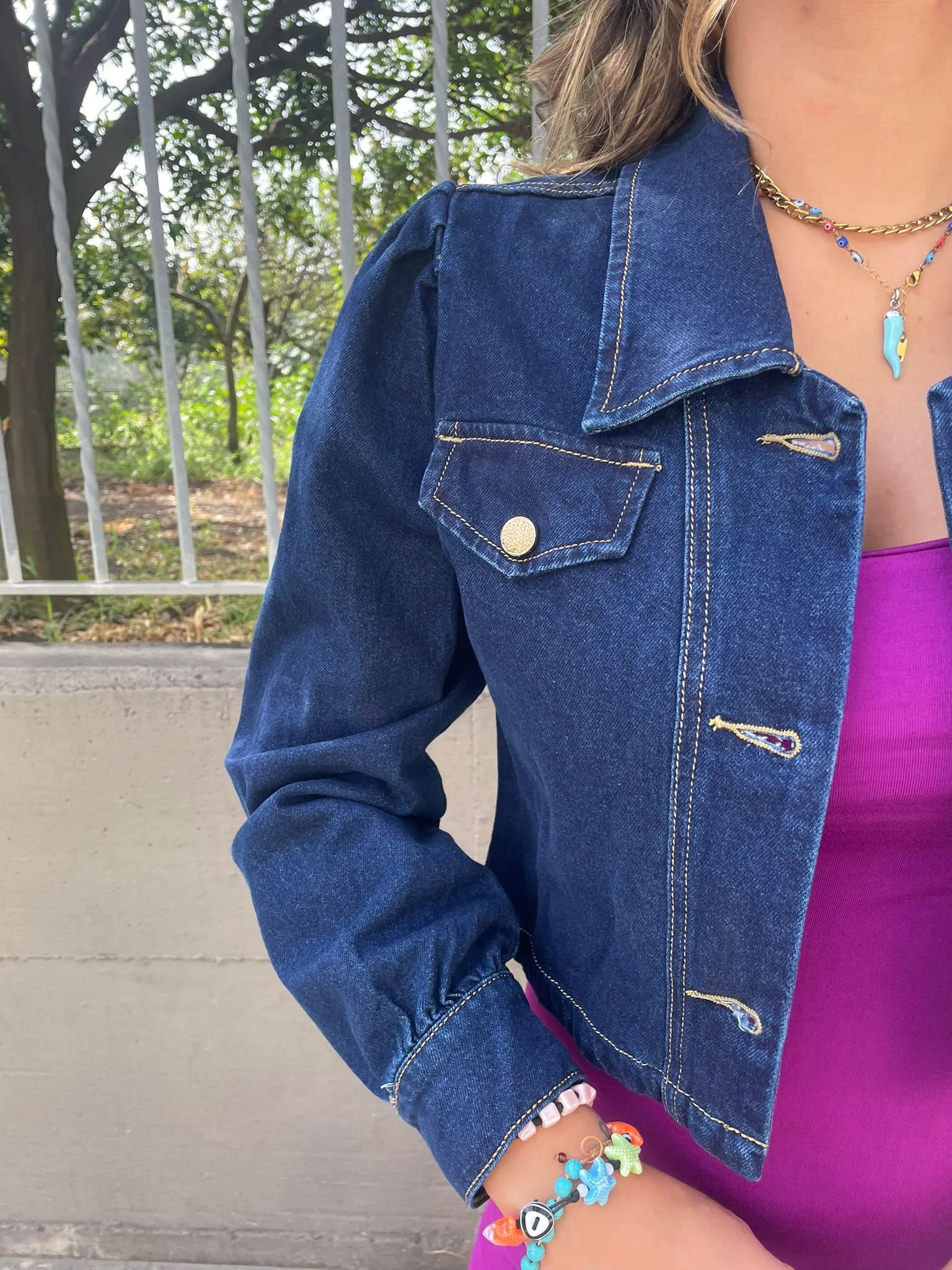 Giubbino di jeans con spalle a sbuffo e bottoni oro
