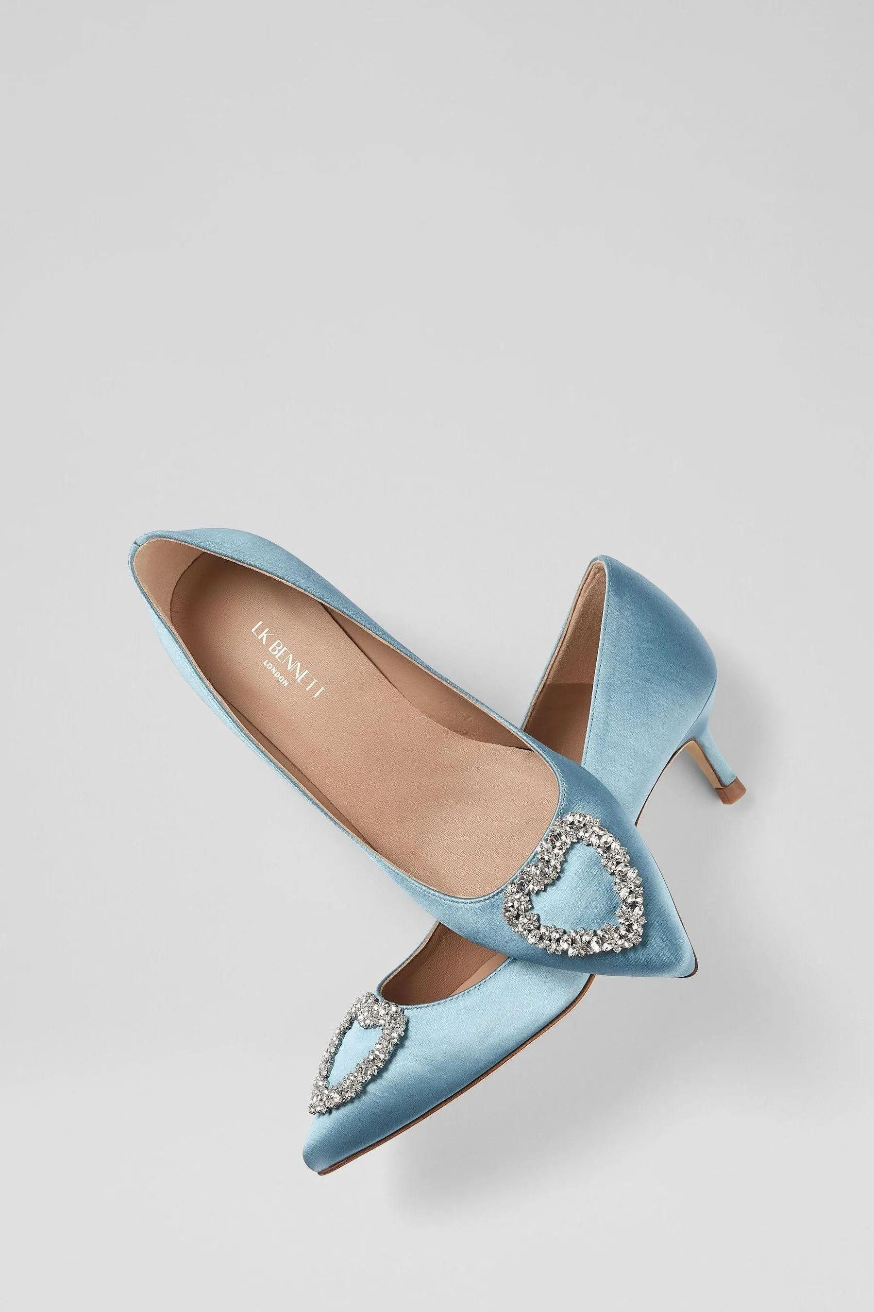 LK Bennett - Ella - Scarpe Satin pallido con spilla e cuori