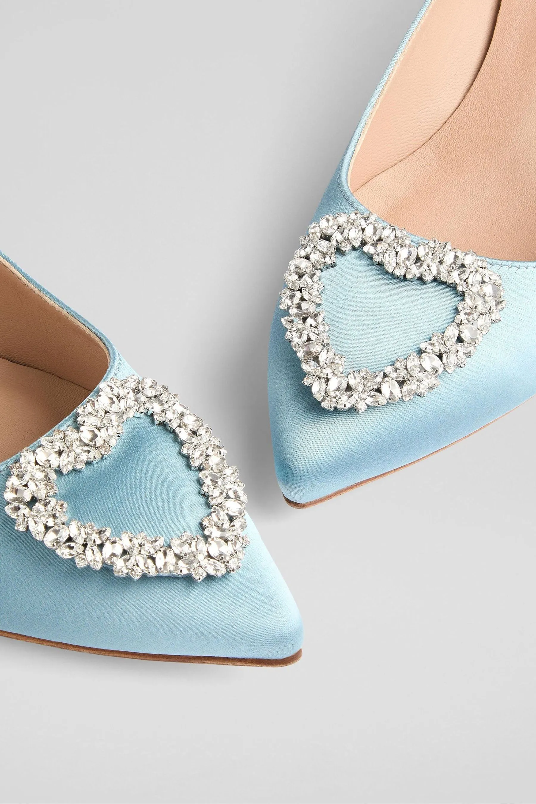 LK Bennett - Ella - Scarpe Satin pallido con spilla e cuori