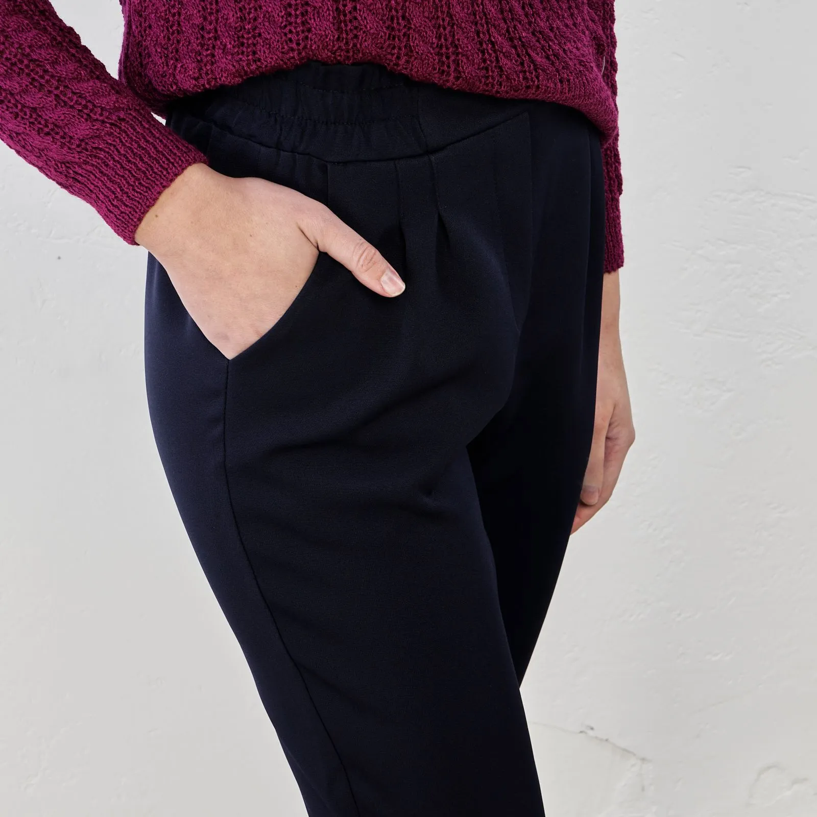 Pantaloni blu con fascia elasticizzata in vita
