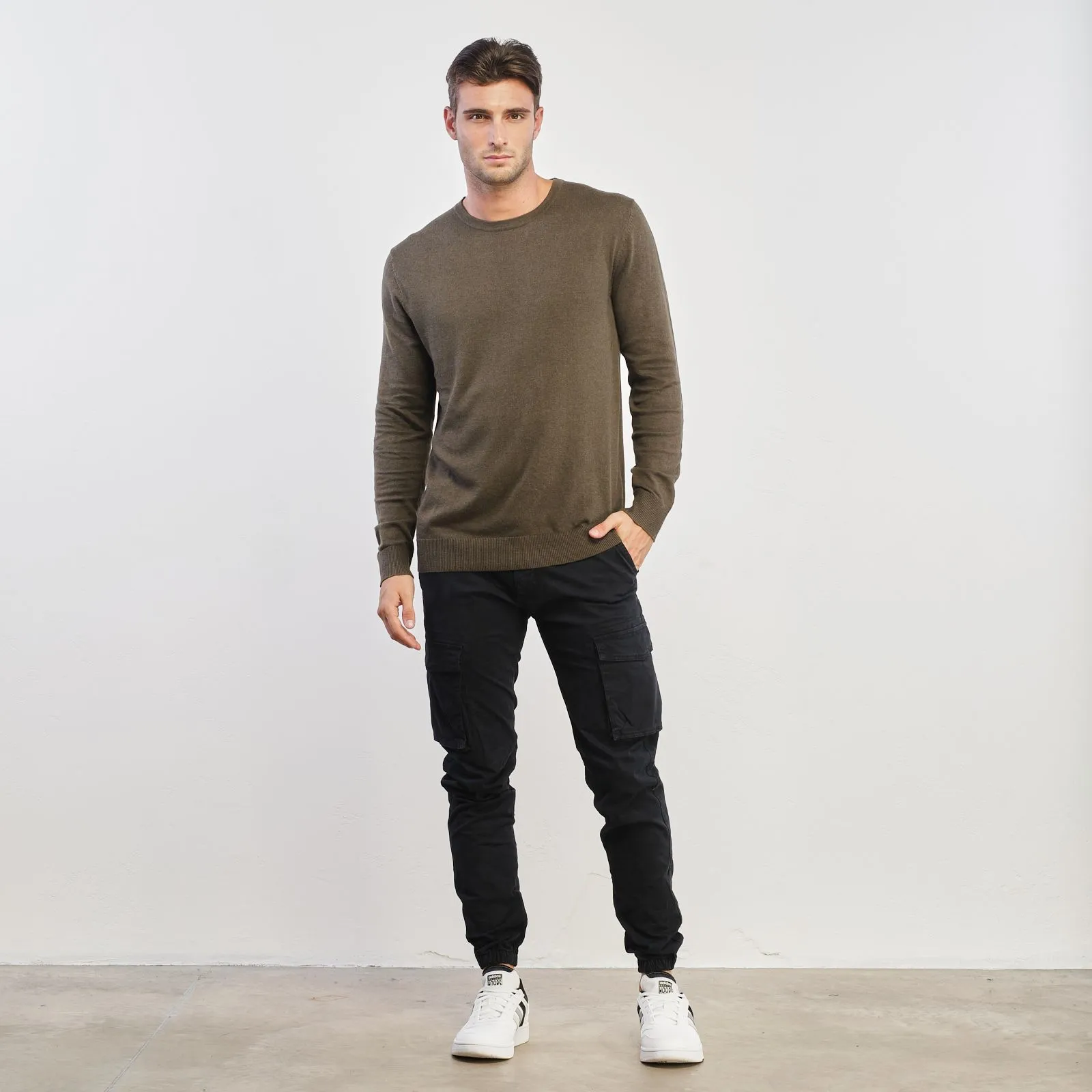 Pantaloni cargo blu scuro con elastico alle caviglie