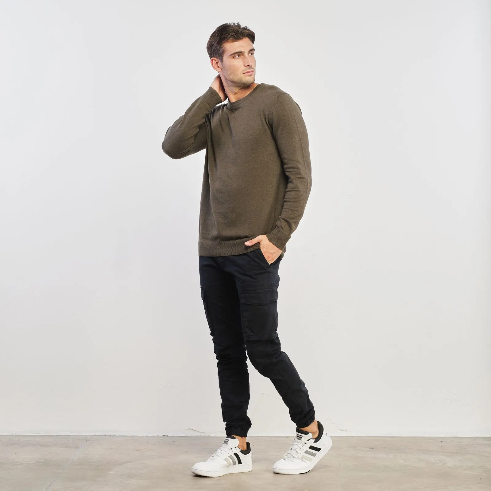 Pantaloni cargo blu scuro con elastico alle caviglie