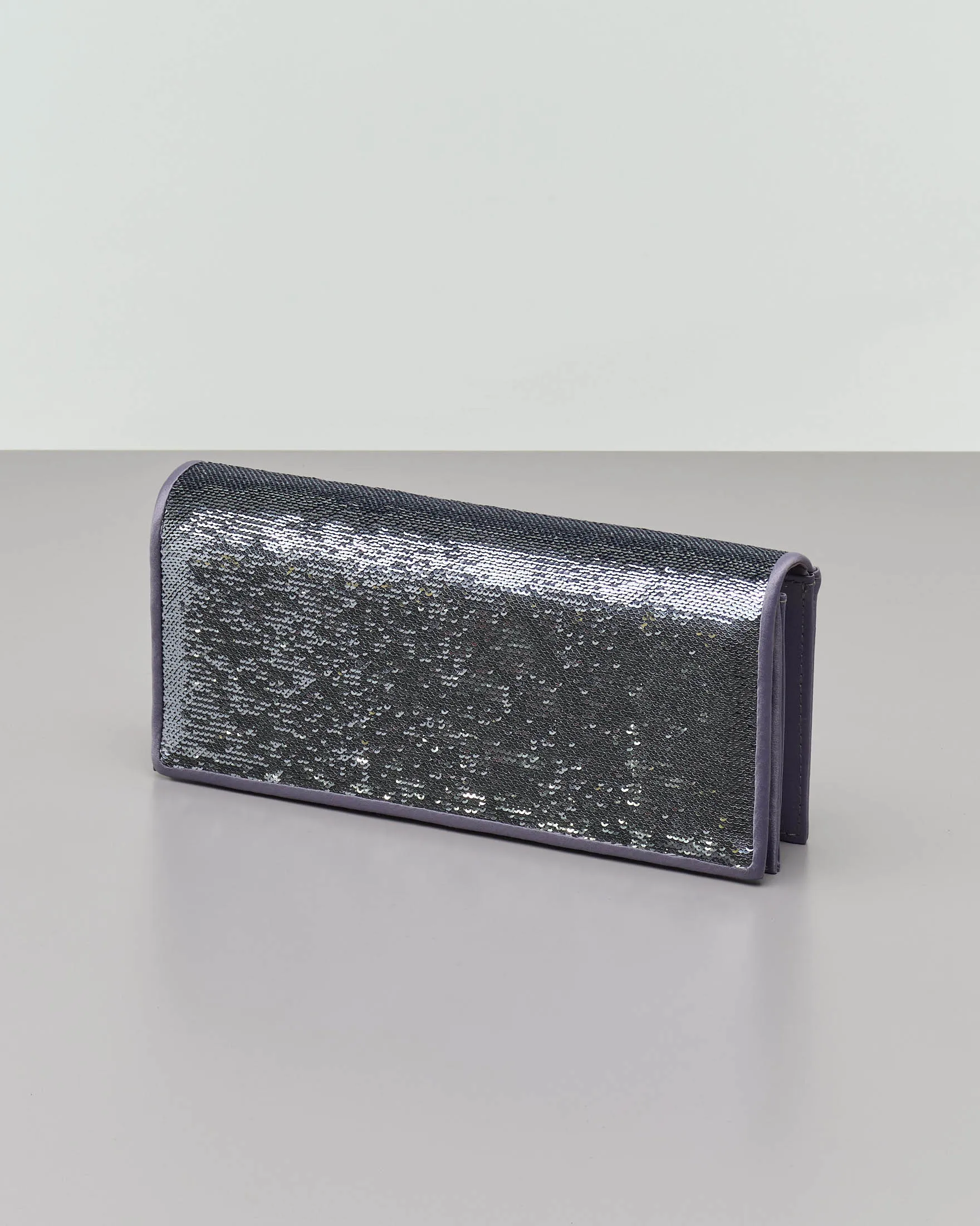 Pochette color peltro in raso con paillettes tono su tono applicato sulla patta