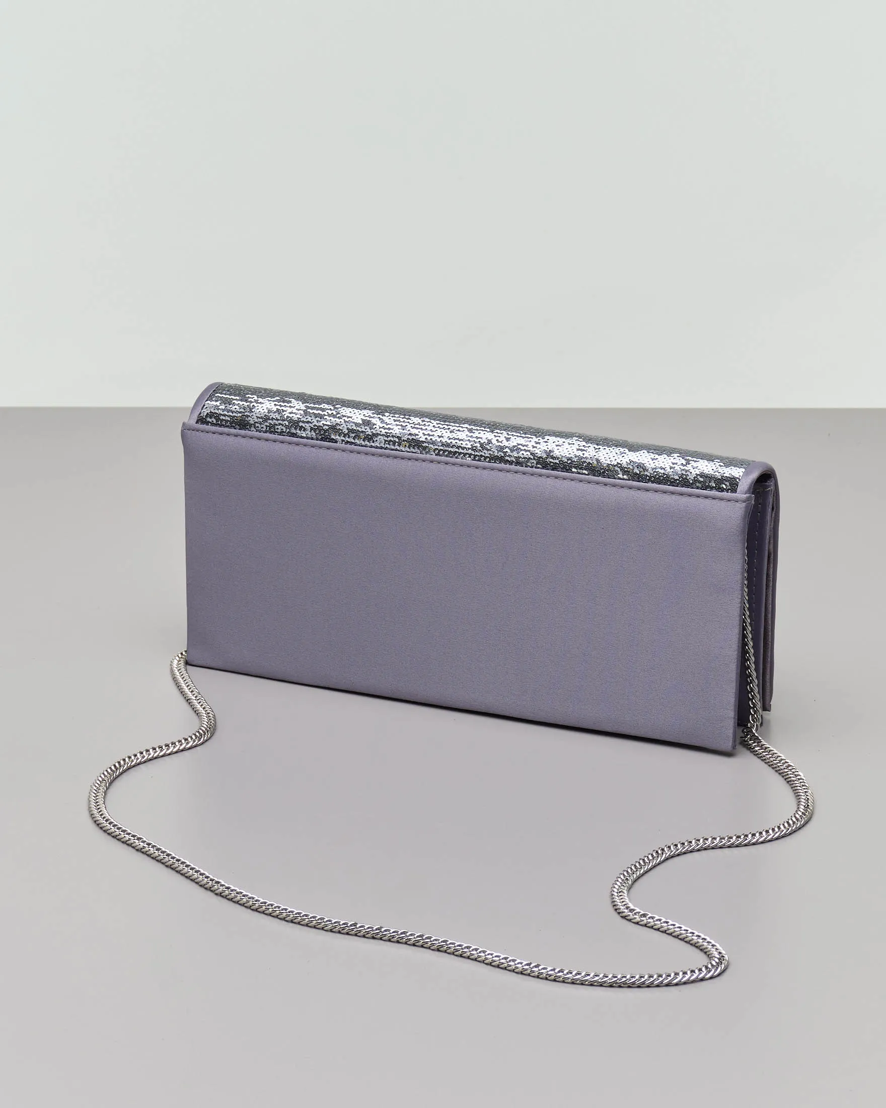 Pochette color peltro in raso con paillettes tono su tono applicato sulla patta