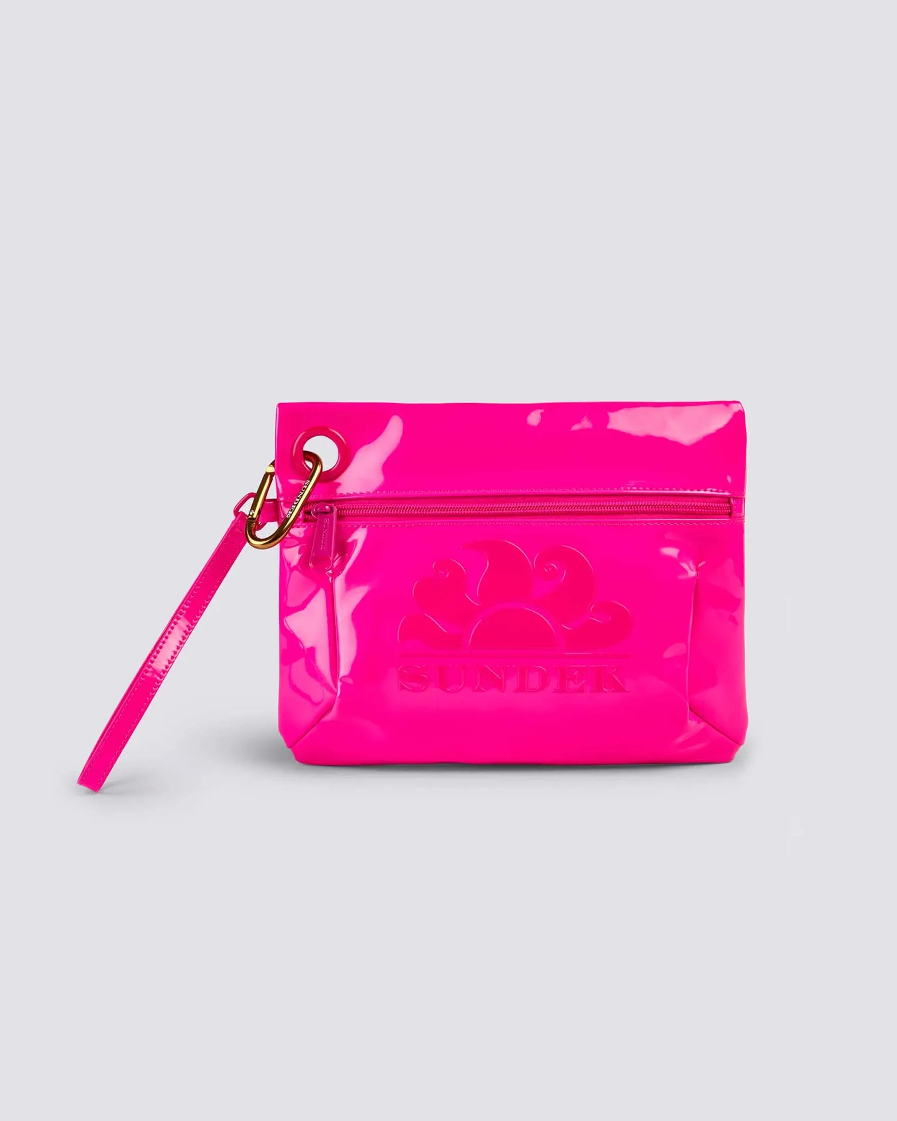 Pochette fucsia in materiale inpermeabile lucido con patch logo in gomma e laccetto