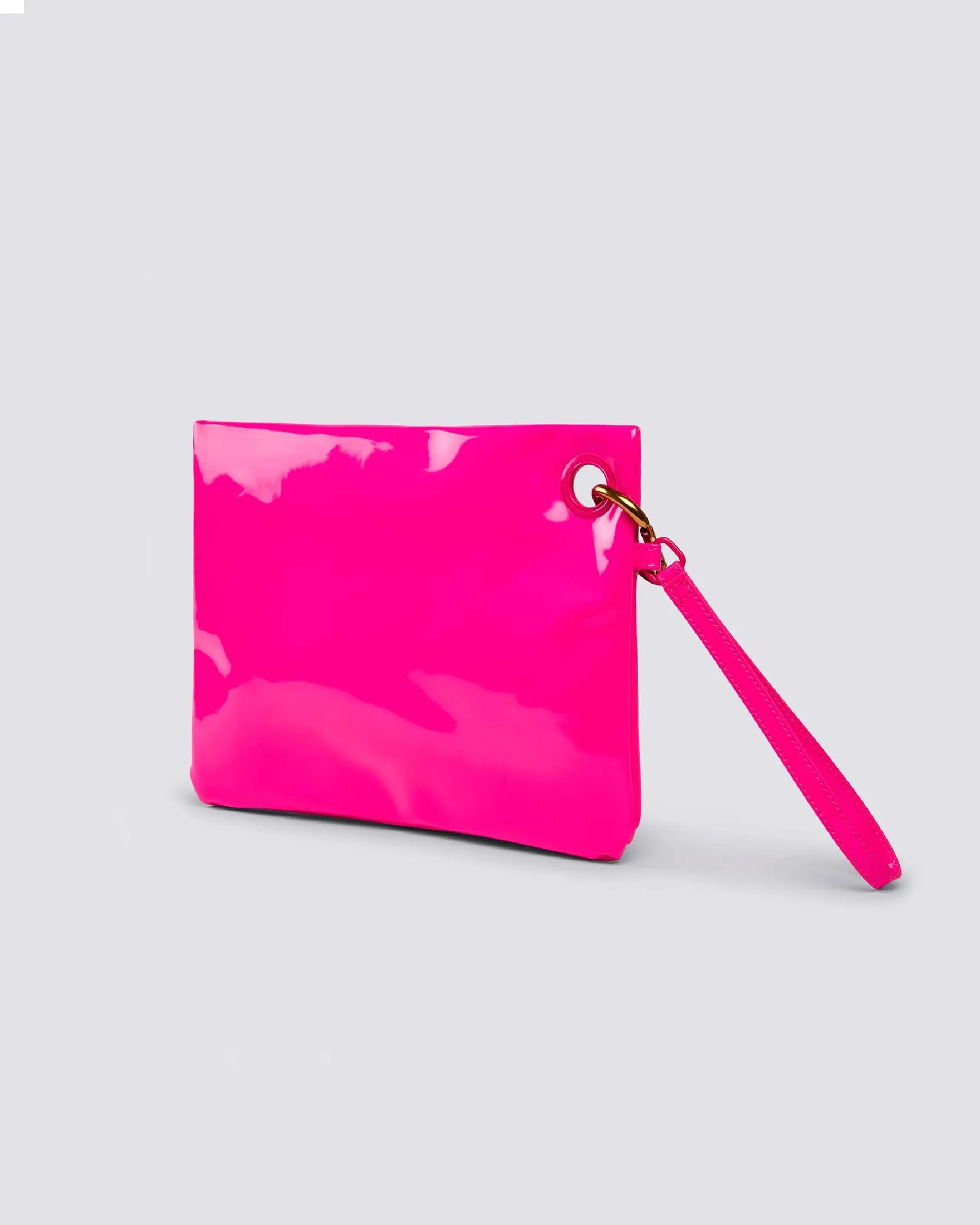 Pochette fucsia in materiale inpermeabile lucido con patch logo in gomma e laccetto