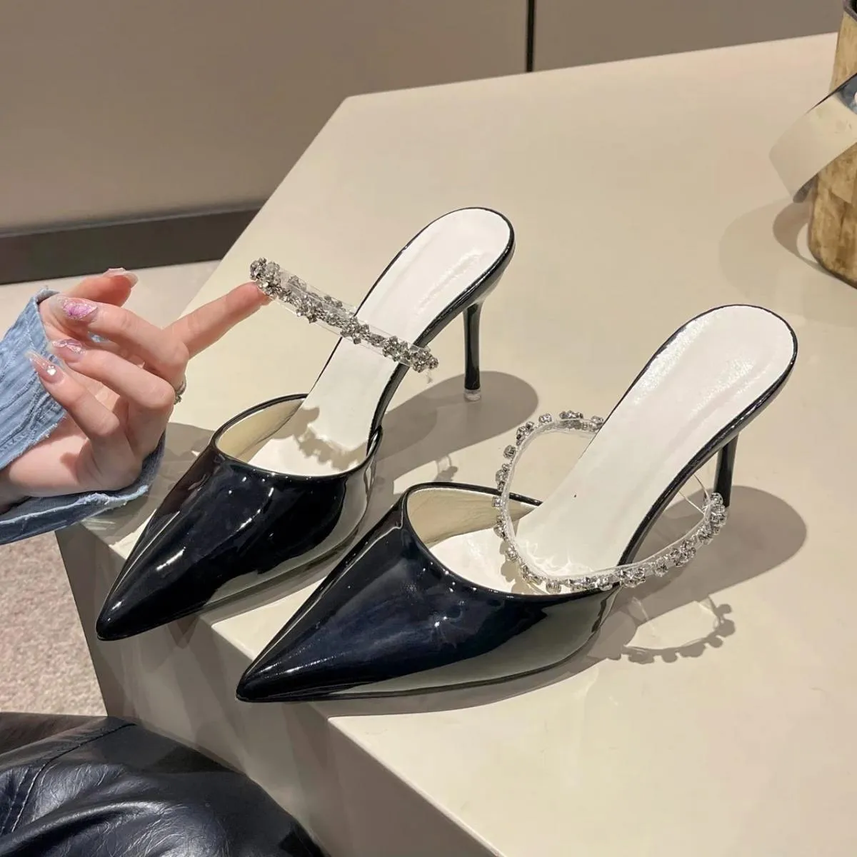 Scarpe da donna di design Scarpe estive con strass di lusso Scarpe da donna con punta a punta Pantofole con tacco alto da donna
