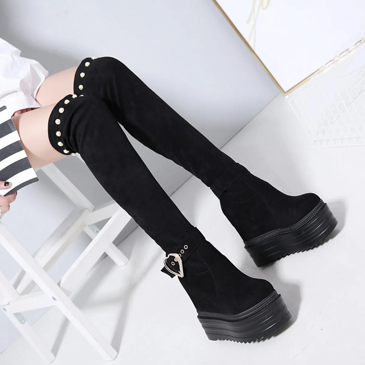 Stivali sopra il ginocchio Lady 2023 Nuove zeppe da 13 cm Aumentano all'interno di stivali lunghi Gambe sottili Stivali da donna