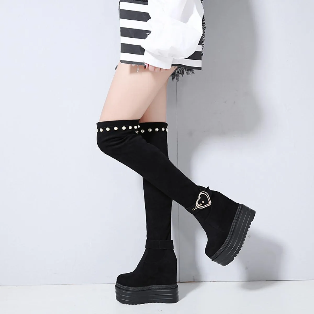 Stivali sopra il ginocchio Lady 2023 Nuove zeppe da 13 cm Aumentano all'interno di stivali lunghi Gambe sottili Stivali da donna